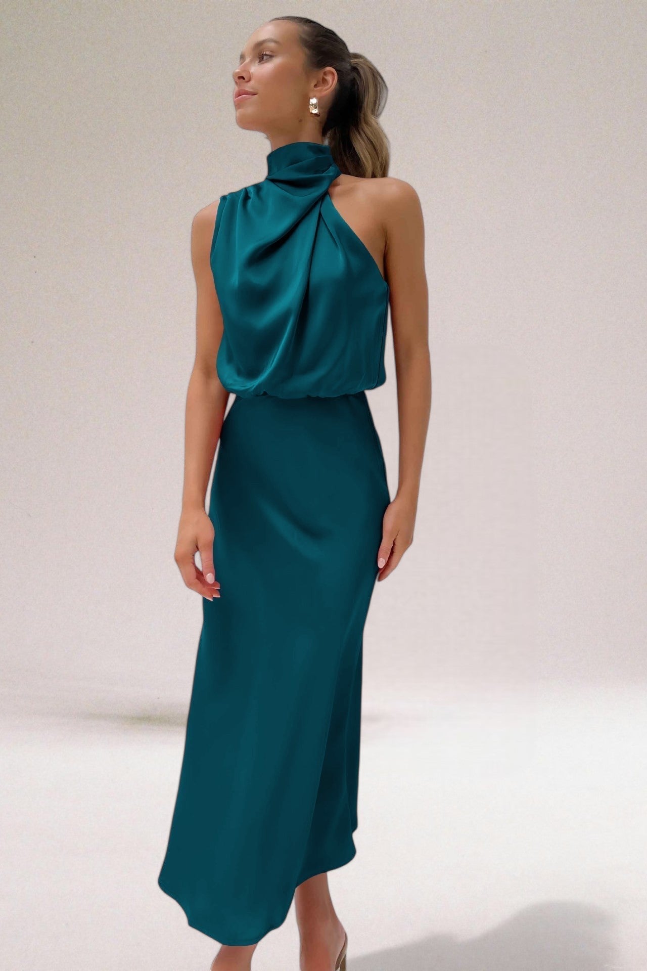 Flavia™ | Glamorous satin dress with halter neck